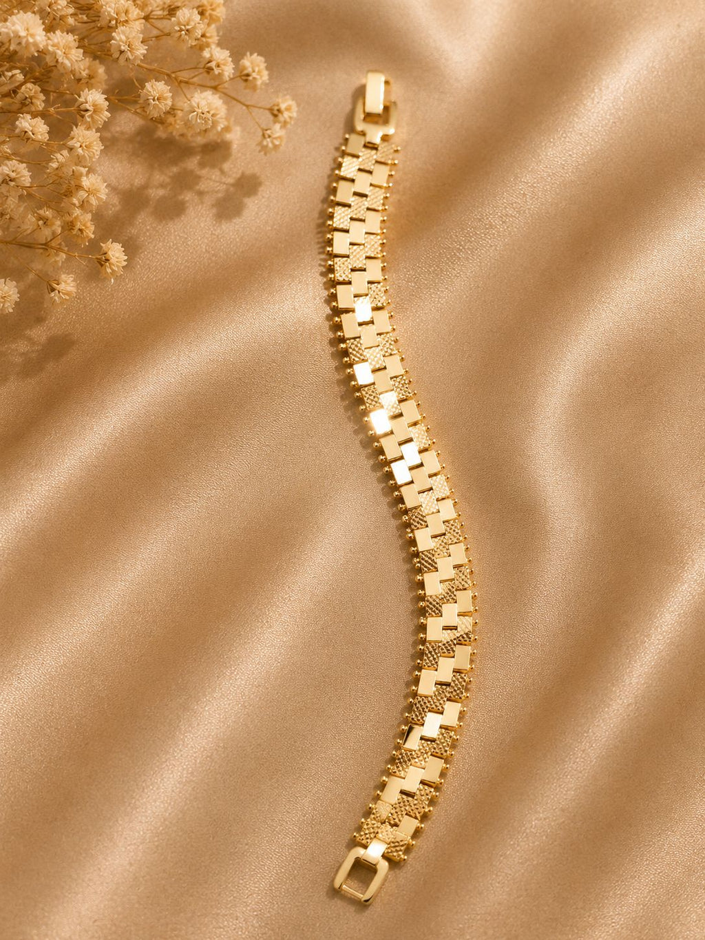 Gold Renk Hasır Dokulu Çelik Bileklik – Klasik Şıklık