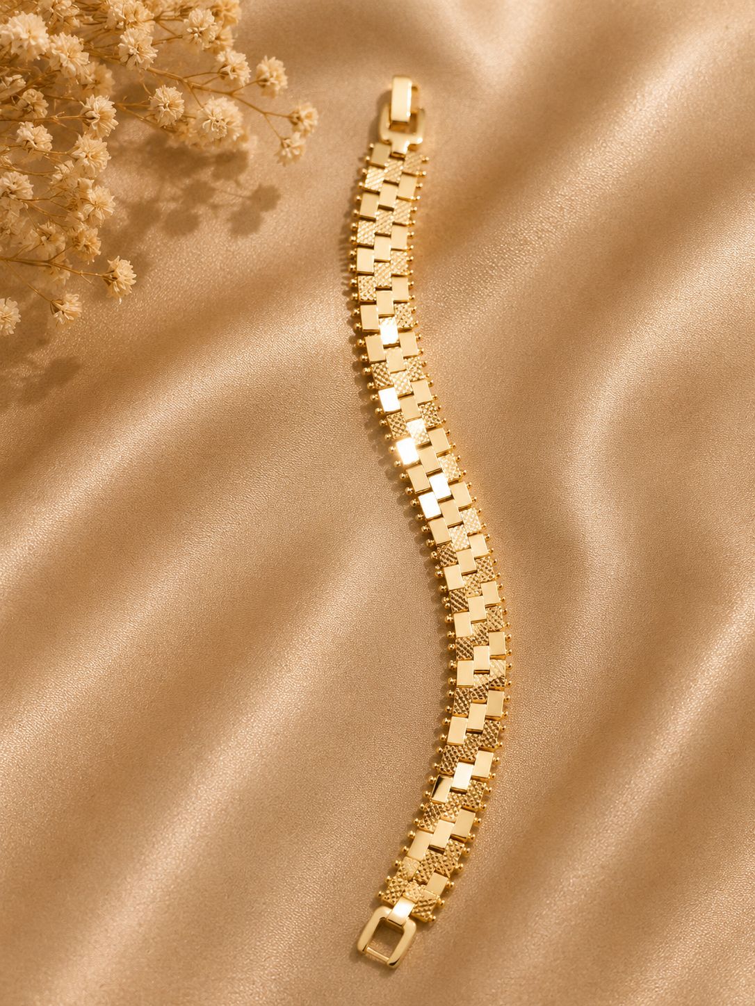 Gold Renk Hasır Dokulu Çelik Bileklik – Klasik Şıklık