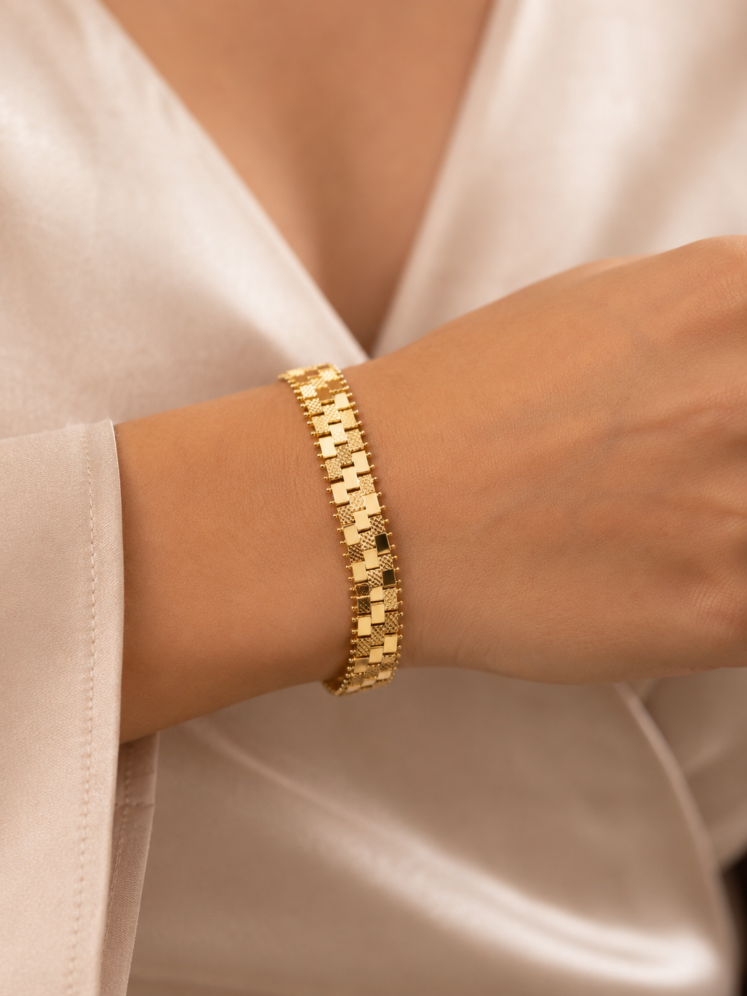 Gold Renk Hasır Dokulu Çelik Bileklik – Klasik Şıklık
