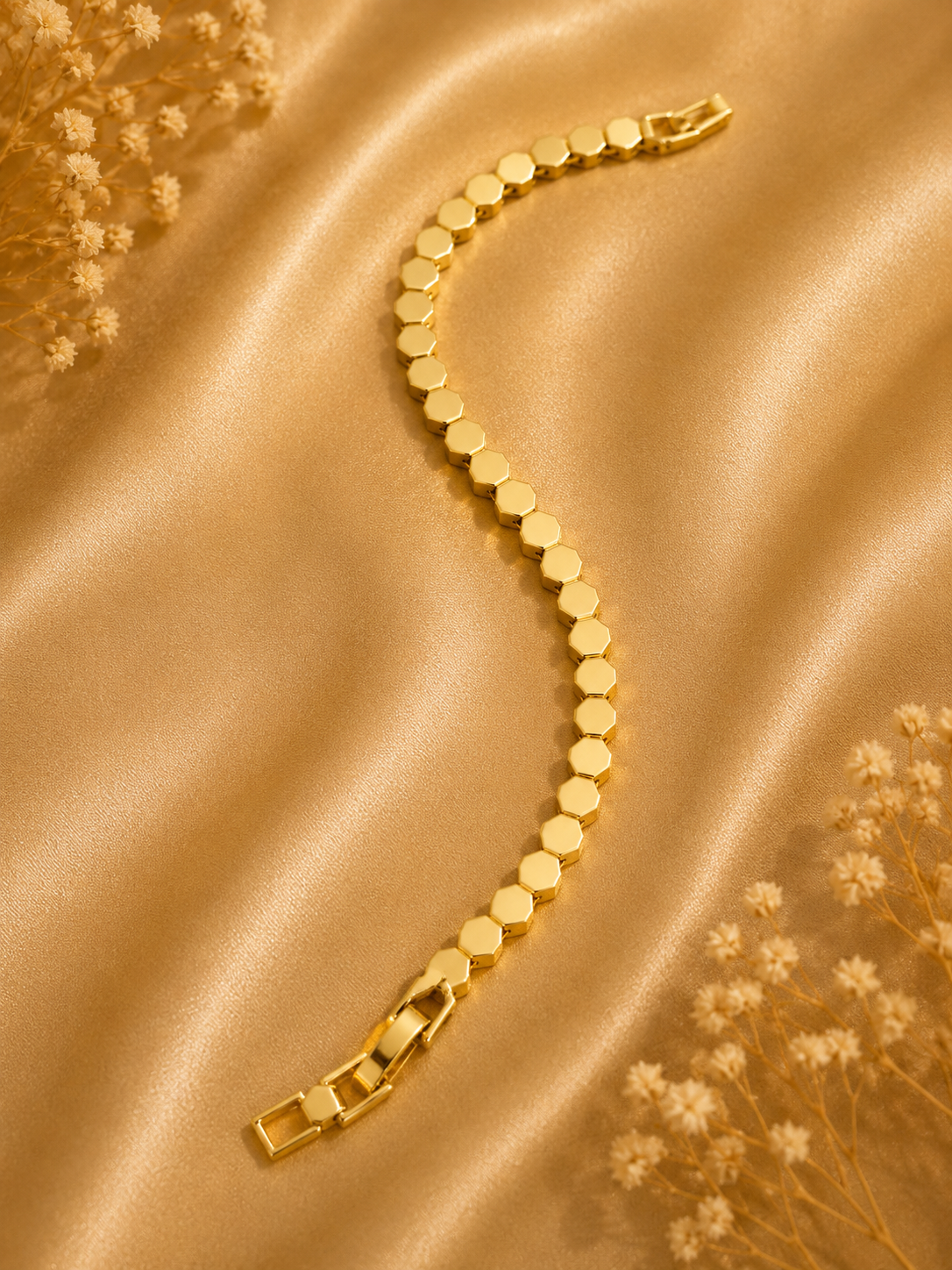 Gold Renk Altıgen Desenli Çelik Bileklik – Minimal Geometrik Tasarım