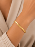 Gold Renk Altıgen Desenli Çelik Bileklik – Minimal Geometrik Tasarım