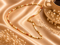Gold Renk Pul Detaylı Çelik Kolye – Işıltılı Minimal Tasarım