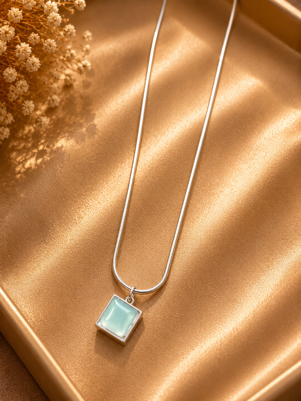 Mint Yeşili Kare Taşlı Kolye – Minimal Geometrik Kadın Kolye Gümüş Renk
