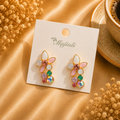Renkli Taş Detaylı Çiçek Tasarım Küpe – Gold Renk Zarif Model